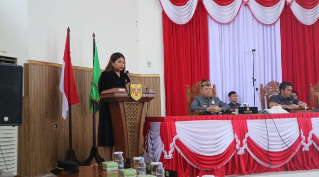 SAMPAIKAN : Juru Bicara Fraksi Partai Demokrat DPRD Kabupaten Gumas Neni Yuliani ketika menyampaikan pandangan umum, pada rapat paripurna DPRD setempat, pekan lalu.
