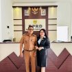 BERSAMA : Anggota DPRD Kabupaten Gumas Cici Susilawati (kanan) bersama suami yang juga Kepala Desa Taringen Nopenson, di kantor DPRD setempat, belum lama ini.