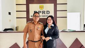 BERSAMA : Anggota DPRD Kabupaten Gumas Cici Susilawati (kanan) bersama suami yang juga Kepala Desa Taringen Nopenson, di kantor DPRD setempat, belum lama ini.
