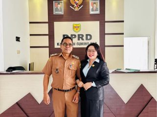 BERSAMA : Anggota DPRD Kabupaten Gumas Cici Susilawati (kanan) bersama suami yang juga Kepala Desa Taringen Nopenson, di kantor DPRD setempat, belum lama ini.