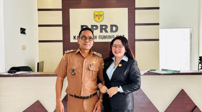 BERSAMA : Anggota DPRD Kabupaten Gumas Cici Susilawati (kanan) bersama suami yang juga Kepala Desa Taringen Nopenson, di kantor DPRD setempat, belum lama ini.