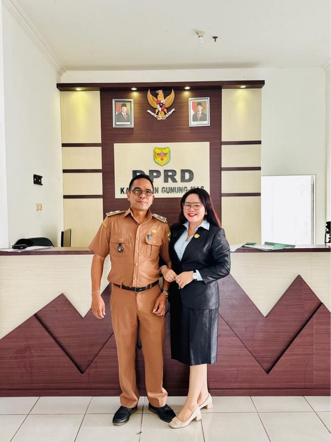 
					BERSAMA : Anggota DPRD Kabupaten Gumas Cici Susilawati (kanan) bersama suami yang juga Kepala Desa Taringen Nopenson, di kantor DPRD setempat, belum lama ini.