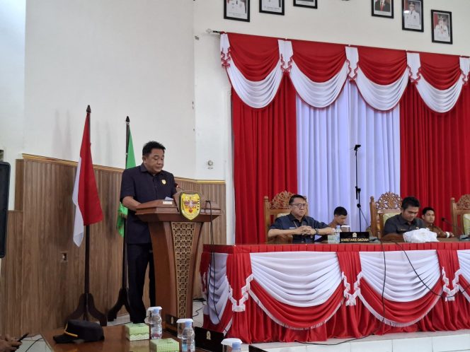 
					PANDANGAN UMUM : Juru Bicara Fraksi Partai Golkar DPRD Kabupaten Gumas Charles Frengki ketika menyampaikan pandangan umum atas penyampaian Pidato Pengantar Bupati terhadap Rancangan Akhir RPJMD tahun 2025-2029, di rapat paripurna ke-8 masa persidangan III tahun sidang 2025, Selasa, 1 Juli 2025