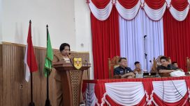 SAMPAIKAN : Juru Bicara Fraksi PDIP DPRD Kabupaten Gumas Rusmila ketika menyampaikan pandangan umum fraksinya, Selasa, 1 Juli 2025