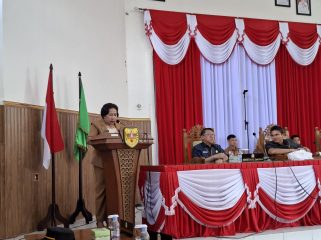 SAMPAIKAN : Juru Bicara Fraksi PDIP DPRD Kabupaten Gumas Rusmila ketika menyampaikan pandangan umum fraksinya, Selasa, 1 Juli 2025