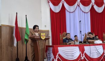 SAMPAIKAN : Juru Bicara Fraksi PDIP DPRD Kabupaten Gumas Rusmila ketika menyampaikan pandangan umum fraksinya, Selasa, 1 Juli 2025