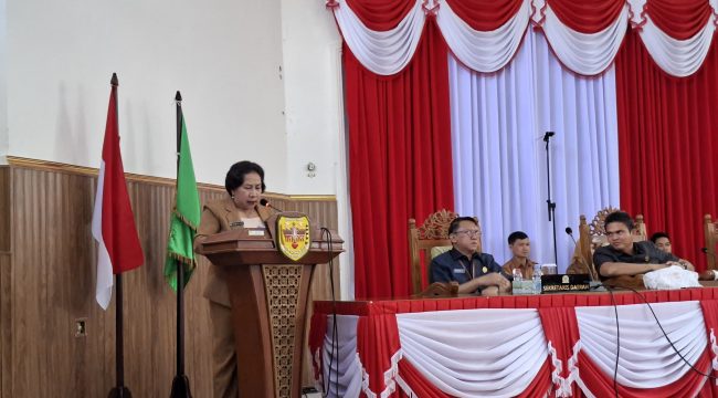 SAMPAIKAN : Juru Bicara Fraksi PDIP DPRD Kabupaten Gumas Rusmila ketika menyampaikan pandangan umum fraksinya, Selasa, 1 Juli 2025