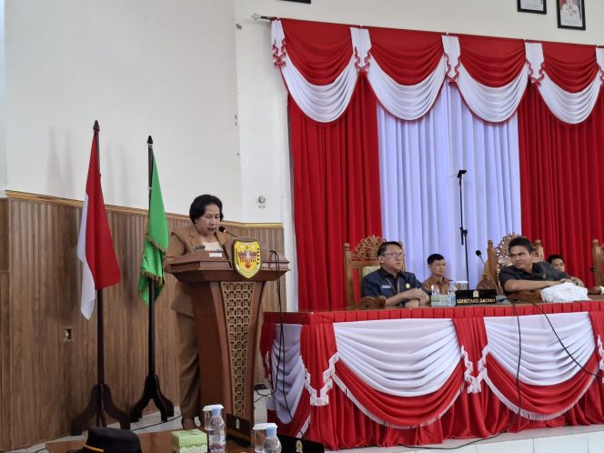 
					SAMPAIKAN : Juru Bicara Fraksi PDIP DPRD Kabupaten Gumas Rusmila ketika menyampaikan pandangan umum fraksinya, Selasa, 1 Juli 2025