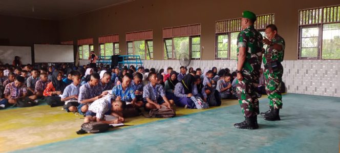 
					FOTO : Koramil 1019-03/Katingan saat memberikan pelatihan PBB kepada siswa baru SMK Negeri 1 Kasongan.