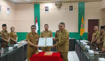 FOTO : Suasana serah terima jabatan dari Pj ke Plh Sekda Katingan, disaksikan Bupati dan Wakil Bupati Katingan.
