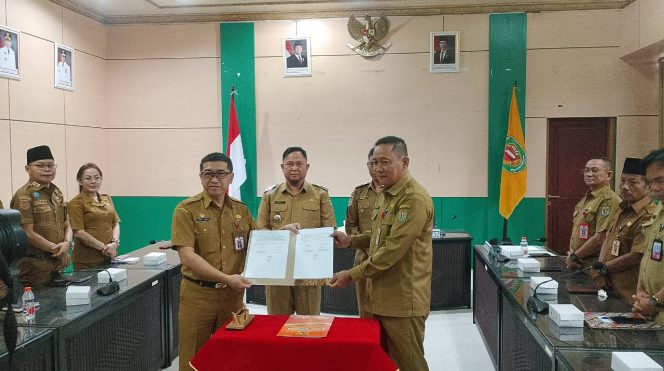 
					FOTO : Suasana serah terima jabatan dari Pj ke Plh Sekda Katingan, disaksikan Bupati dan Wakil Bupati Katingan.
