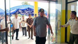 FOTO : Setelah Diresmikan, Bupati Katingan Saiful meninjau Gedung KONI Kabupaten Katingan.