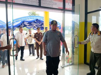 FOTO : Setelah Diresmikan, Bupati Katingan Saiful meninjau Gedung KONI Kabupaten Katingan.