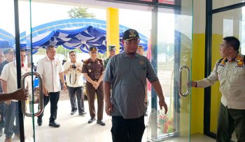 FOTO : Setelah Diresmikan, Bupati Katingan Saiful meninjau Gedung KONI Kabupaten Katingan.