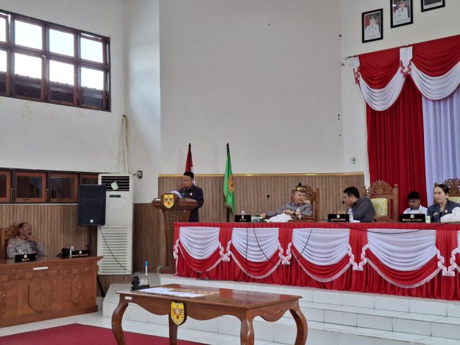 
					SAMPAIKAN : Juru Bicara Badan Anggaran DPRD Kabupaten Gumas Espriadi menyampaikan laporan hasil pembahasan KUA-PPAS tahun 2026, serta rancangan KUA-PPAS Perubahan tahun 2025, pada rapat paripurna ke 11 masa persidangan III tahun sidang 2025, Rabu, 23 Juli 2025.