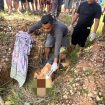 FOTO : jenazah Korban saat dilakukan evakuasi pihak kepolisian di bantu warga.