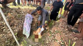 FOTO : jenazah Korban saat dilakukan evakuasi pihak kepolisian di bantu warga.