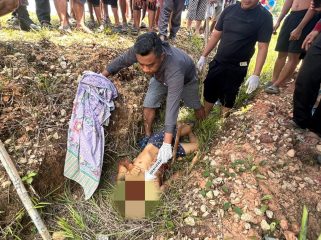 FOTO : jenazah Korban saat dilakukan evakuasi pihak kepolisian di bantu warga.