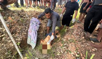 FOTO : jenazah Korban saat dilakukan evakuasi pihak kepolisian di bantu warga.