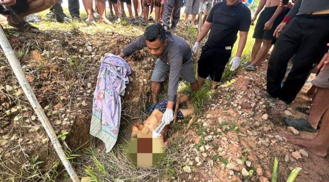 FOTO : jenazah Korban saat dilakukan evakuasi pihak kepolisian di bantu warga.