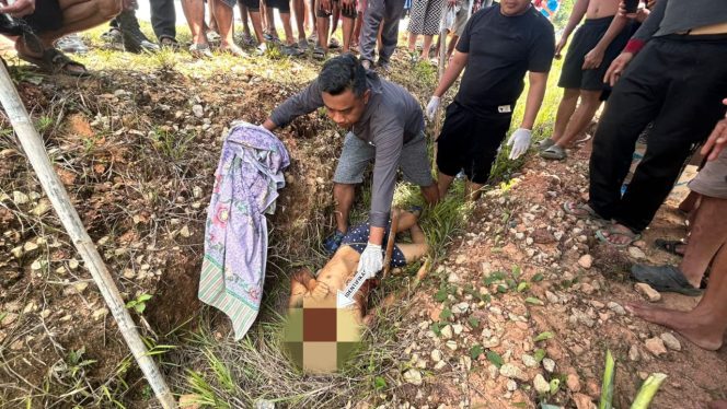 
					FOTO : jenazah Korban saat dilakukan evakuasi pihak kepolisian di bantu warga.