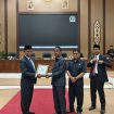 FOTO : Wabup Firdaus, menyerahkan dokumen Raperda RPJMD ke Ketua DPRD Katingan Marwan Susanto.