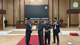 FOTO : Wabup Firdaus, menyerahkan dokumen Raperda RPJMD ke Ketua DPRD Katingan Marwan Susanto.