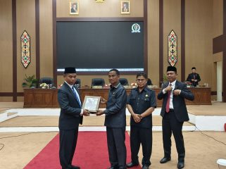 FOTO : Wabup Firdaus, menyerahkan dokumen Raperda RPJMD ke Ketua DPRD Katingan Marwan Susanto.