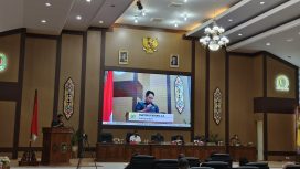 FOTO : Tantan Suhaemi, saat menyampaikan pandangan umum fraksi Golkar. 