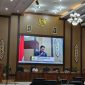 FOTO : Tantan Suhaemi, saat menyampaikan pandangan umum fraksi Golkar. 