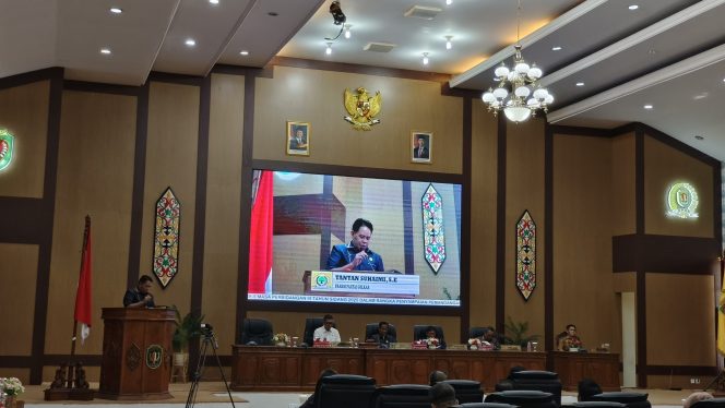 
					FOTO : Tantan Suhaemi, saat menyampaikan pandangan umum fraksi Golkar. 