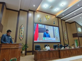FOTO : Karlo, saat menyampaikan pandangan umum fraksi PKB.
