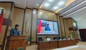 FOTO : Karlo, saat menyampaikan pandangan umum fraksi PKB.
