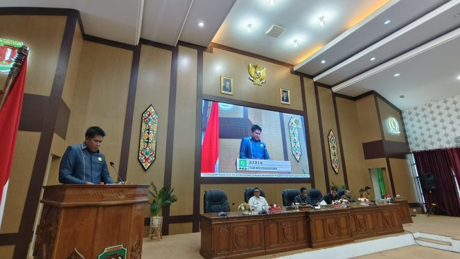 
					FOTO : Karlo, saat menyampaikan pandangan umum fraksi PKB.
