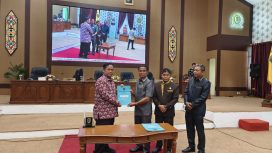 FOTO : Bupati Katingan bersama Ketua DPRD Katingan Usai Teken Persetujuan 4 buah Raperda, pada rapat paripurna ke-9.