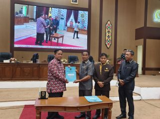 FOTO : Bupati Katingan bersama Ketua DPRD Katingan Usai Teken Persetujuan 4 buah Raperda, pada rapat paripurna ke-9.