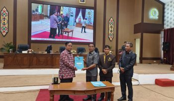 FOTO : Bupati Katingan bersama Ketua DPRD Katingan Usai Teken Persetujuan 4 buah Raperda, pada rapat paripurna ke-9.
