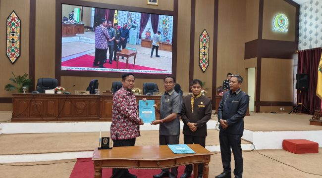 FOTO : Bupati Katingan bersama Ketua DPRD Katingan Usai Teken Persetujuan 4 buah Raperda, pada rapat paripurna ke-9.
