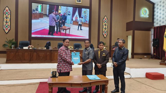 
					FOTO : Bupati Katingan bersama Ketua DPRD Katingan Usai Teken Persetujuan 4 buah Raperda, pada rapat paripurna ke-9.