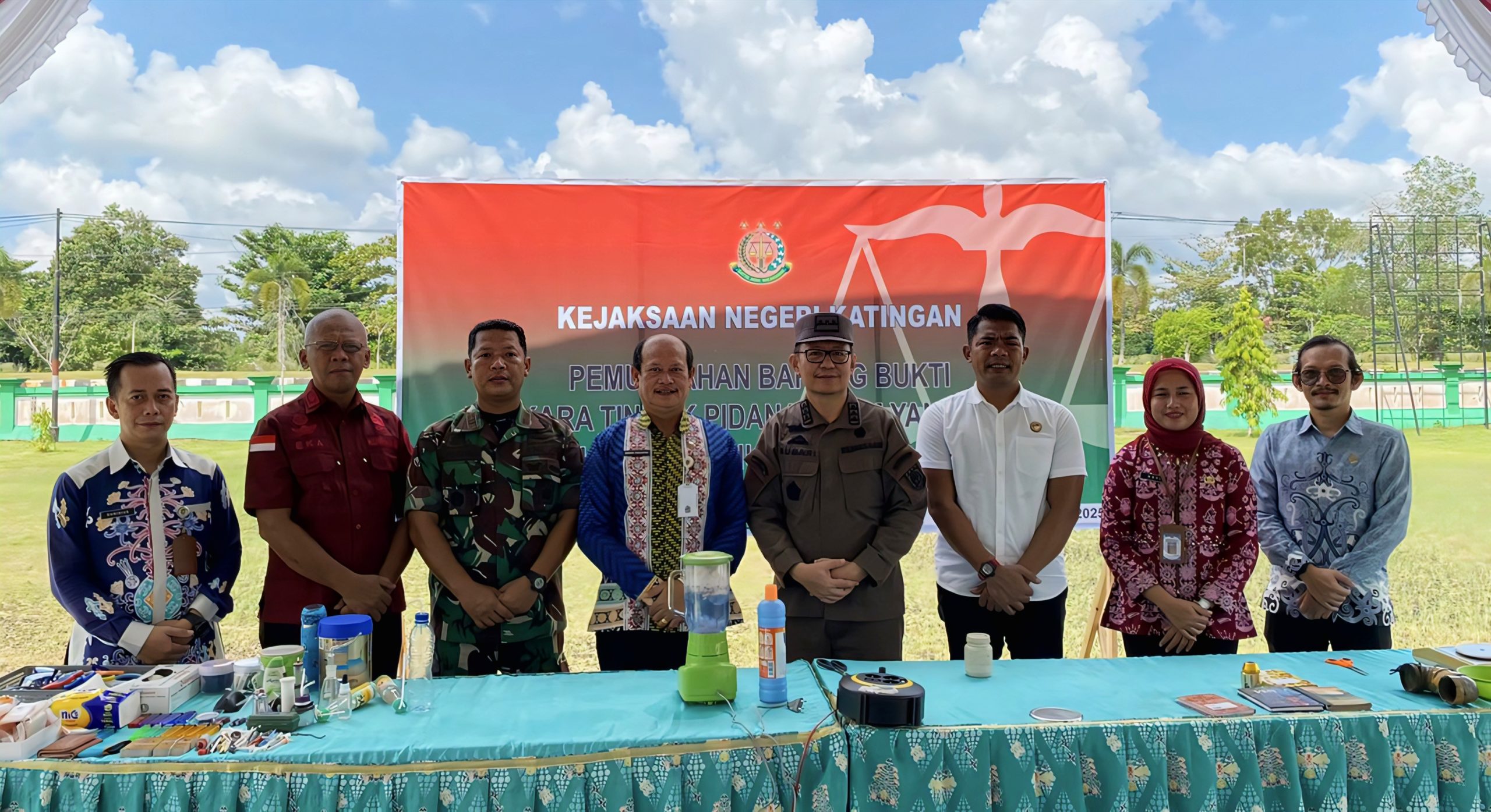 FOTO : Lettu Inf Yudha Agus Pratama, bersama unsur Forkopimda saat pemusnahan barang bukti, di halaman kantor Kejaksaan Negeri Katingan.