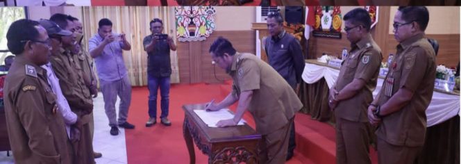 
					FOTO : Suasana penandatangan kesepakatan bersama Pemerintah dan pihak terkait lainnya untuk menjaga kelestarian alam.