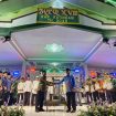 FOTO : Wakil Bupati Firdaus, saat menyerahkan piala juara umum ke Kecamatan Katingan Hilir.