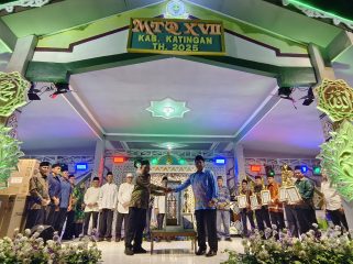 FOTO : Wakil Bupati Firdaus, saat menyerahkan piala juara umum ke Kecamatan Katingan Hilir.