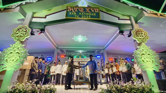
					FOTO : Wakil Bupati Firdaus, saat menyerahkan piala juara umum ke Kecamatan Katingan Hilir.