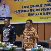 FOTO : Pj Sekda Katingan saat buka rapat Pimpinan Tepra dan Rakordal, di aula Bappedalitbang Katingan.