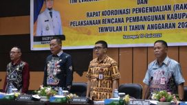 FOTO : Pj Sekda Katingan saat buka rapat Pimpinan Tepra dan Rakordal, di aula Bappedalitbang Katingan.