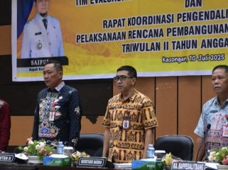 FOTO : Pj Sekda Katingan saat buka rapat Pimpinan Tepra dan Rakordal, di aula Bappedalitbang Katingan.