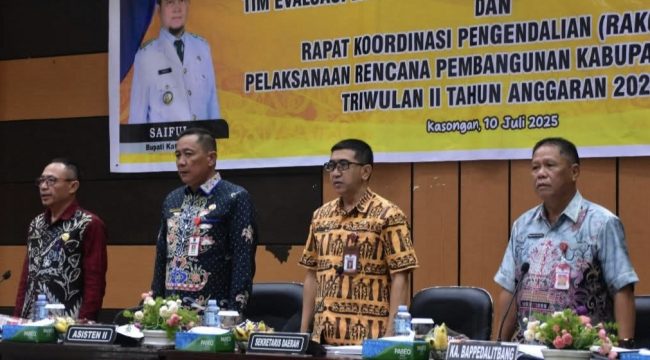 FOTO : Pj Sekda Katingan saat buka rapat Pimpinan Tepra dan Rakordal, di aula Bappedalitbang Katingan.