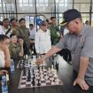 FOTO : Bupati Saiful saat laga simultan melawan enam pemain sekaligus.