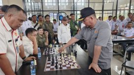 FOTO : Bupati Saiful saat laga simultan melawan enam pemain sekaligus.